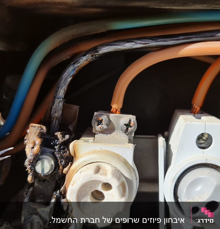 חוטי חשמל שרופים וממסרים חשמליים